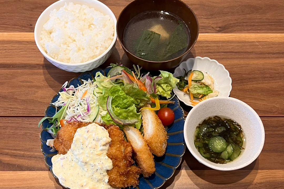 タラのフライ定食。富山県砺波市の定食・居酒屋サンタス食堂のフードメニュー。