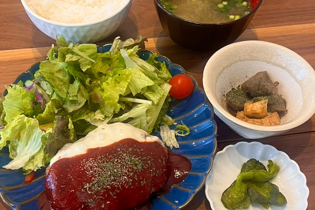 チーズハンバーグ定食。富山県砺波市の定食・居酒屋サンタス食堂のフードメニュー。