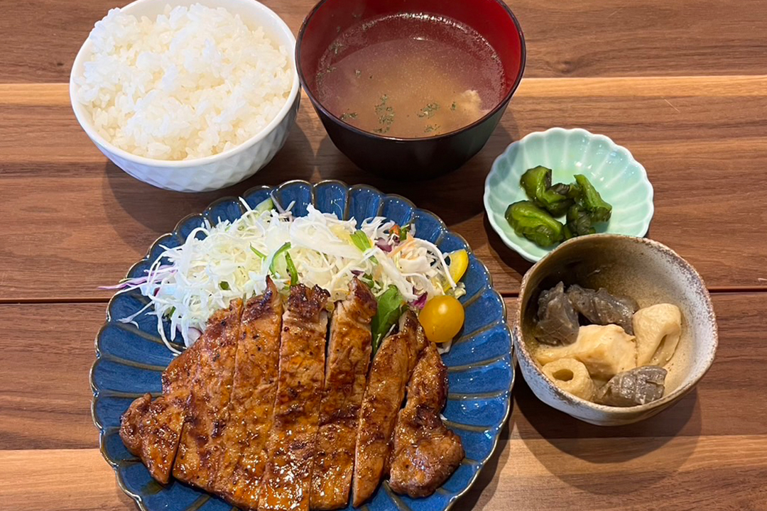 トンテキ定食。富山県砺波市の定食・居酒屋サンタス食堂のフードメニュー。