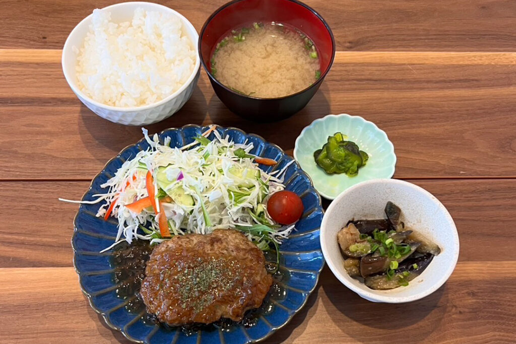 ハンバーグオニポンソース定食。富山県砺波市の定食・居酒屋サンタス食堂のフードメニュー。