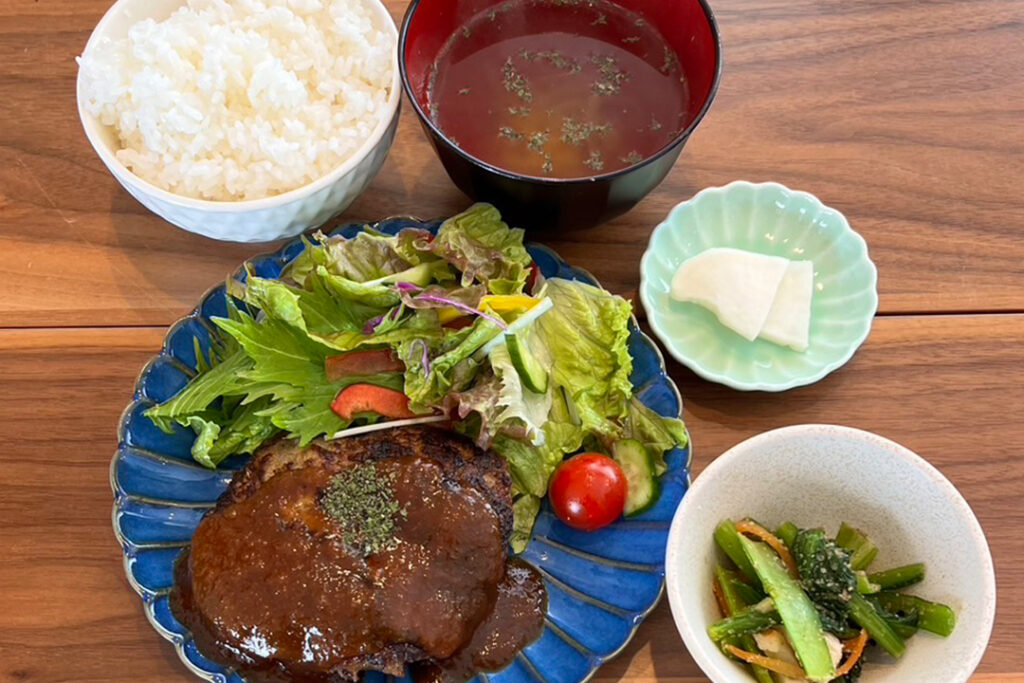 ハンバーグ柚子醤油ソース定食。富山県砺波市の定食・居酒屋サンタス食堂のフードメニュー。