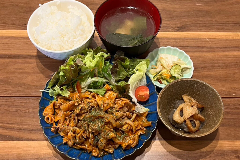 ポークチャップ定食。富山県砺波市の定食・居酒屋サンタス食堂のフードメニュー。