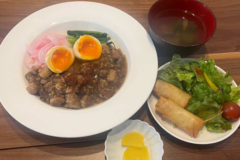 ルーロー飯風定食。富山県砺波市の定食・居酒屋サンタス食堂のフードメニュー。