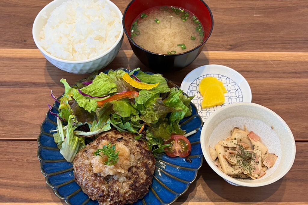 和風おろしハンバーグ定食。富山県砺波市の定食・居酒屋サンタス食堂のフードメニュー。