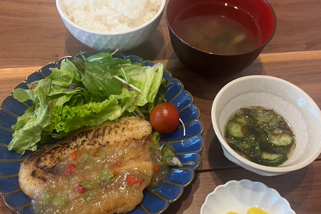 白身魚のムニエルみぞれソース定食。富山県砺波市の定食・居酒屋サンタス食堂のフードメニュー。