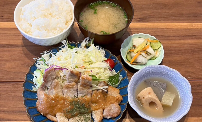 豚のソテーガーリックオニオン定食。富山県砺波市の定食・居酒屋サンタス食堂のフードメニュー。