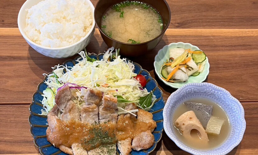 ポークソテーガーリックオニオン定食。富山県砺波市の定食・居酒屋サンタス食堂のフードメニュー。