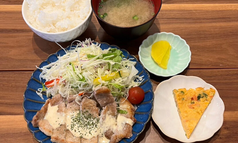 ポークソテークリーミージンジャーソース定食。富山県砺波市の定食・居酒屋サンタス食堂のフードメニュー。