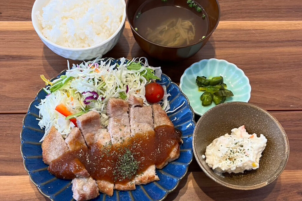 豚のソテー柚子醤油ソース2定食。富山県砺波市の定食・居酒屋サンタス食堂のフードメニュー。