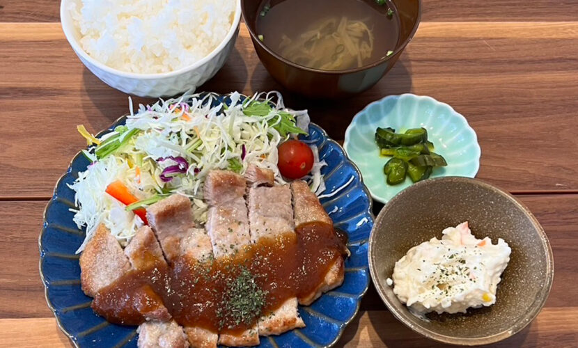ポークソテー柚子醤油ソース2定食。富山県砺波市の定食・居酒屋サンタス食堂のフードメニュー。