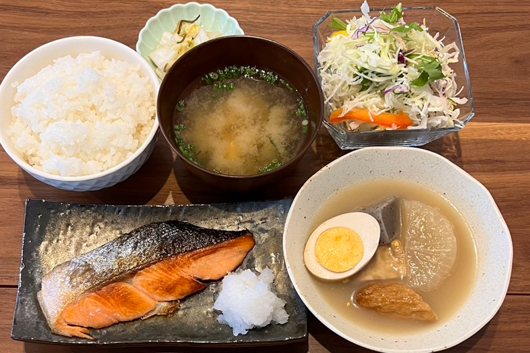 鮭の塩焼き定食。富山県砺波市の定食・居酒屋サンタス食堂のフードメニュー。