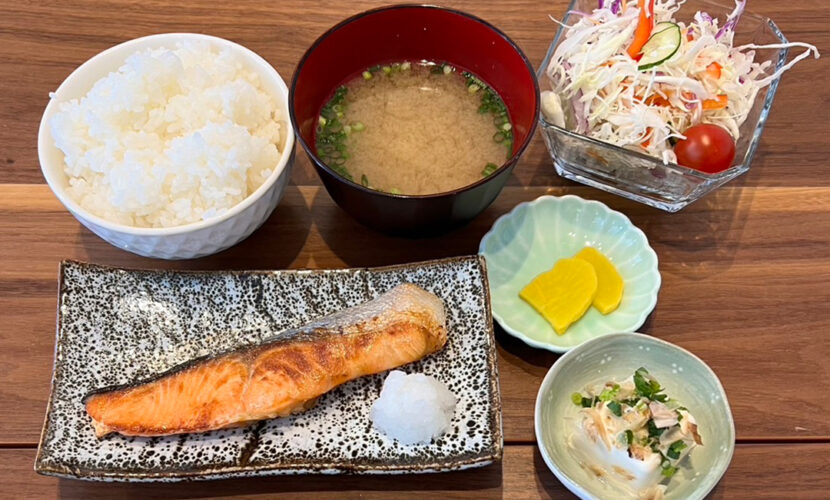 鮭の塩焼き定食。富山県砺波市の定食・居酒屋サンタス食堂のフードメニュー。