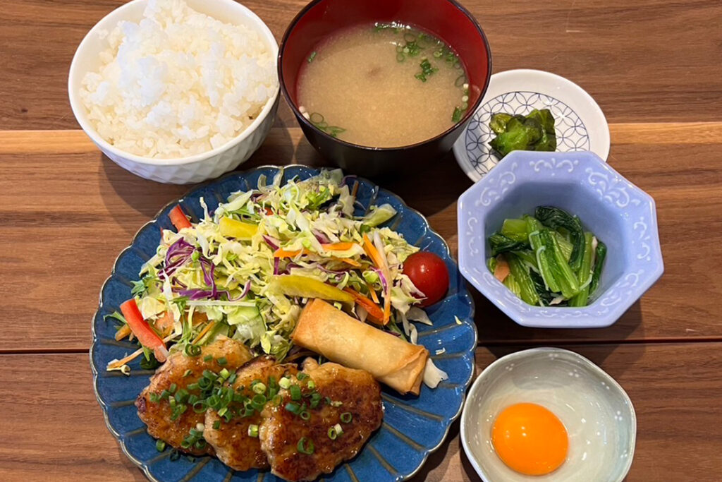 鶏つくねの照焼定食。富山県砺波市の定食・居酒屋サンタス食堂のフードメニュー。