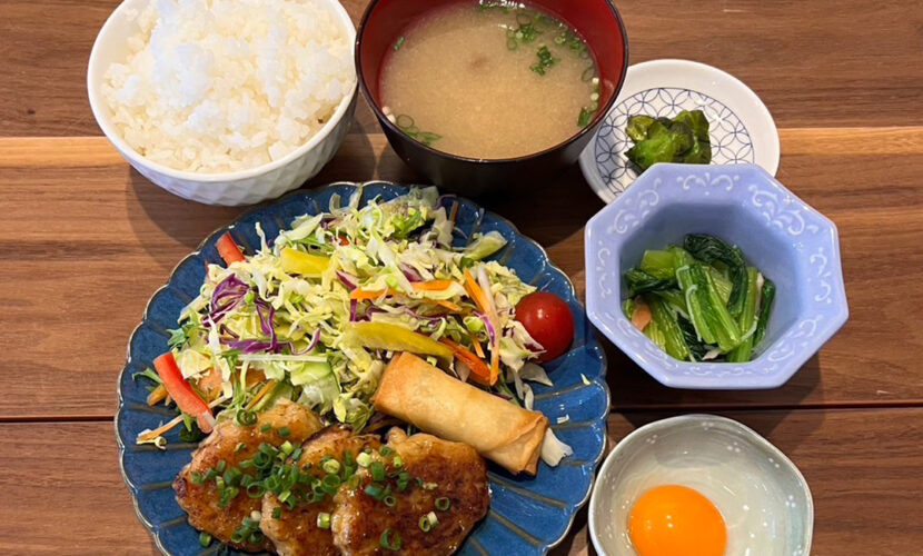 鶏つくねの照焼定食。富山県砺波市の定食・居酒屋サンタス食堂のフードメニュー。