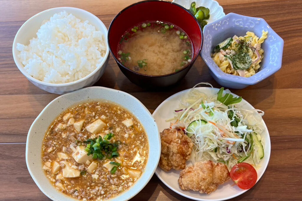 麻婆豆腐＆鶏の竜田揚げ定食。富山県砺波市の定食・居酒屋サンタス食堂のフードメニュー。