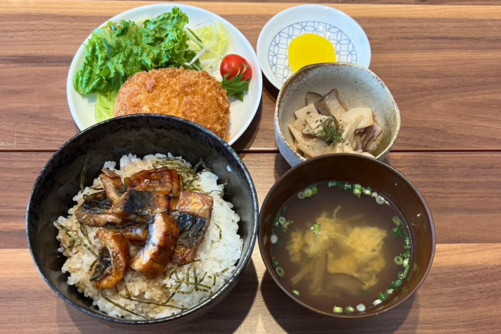 うなぎご飯・コロッケ定食。富山県砺波市の定食・居酒屋サンタス食堂のフードメニュー。