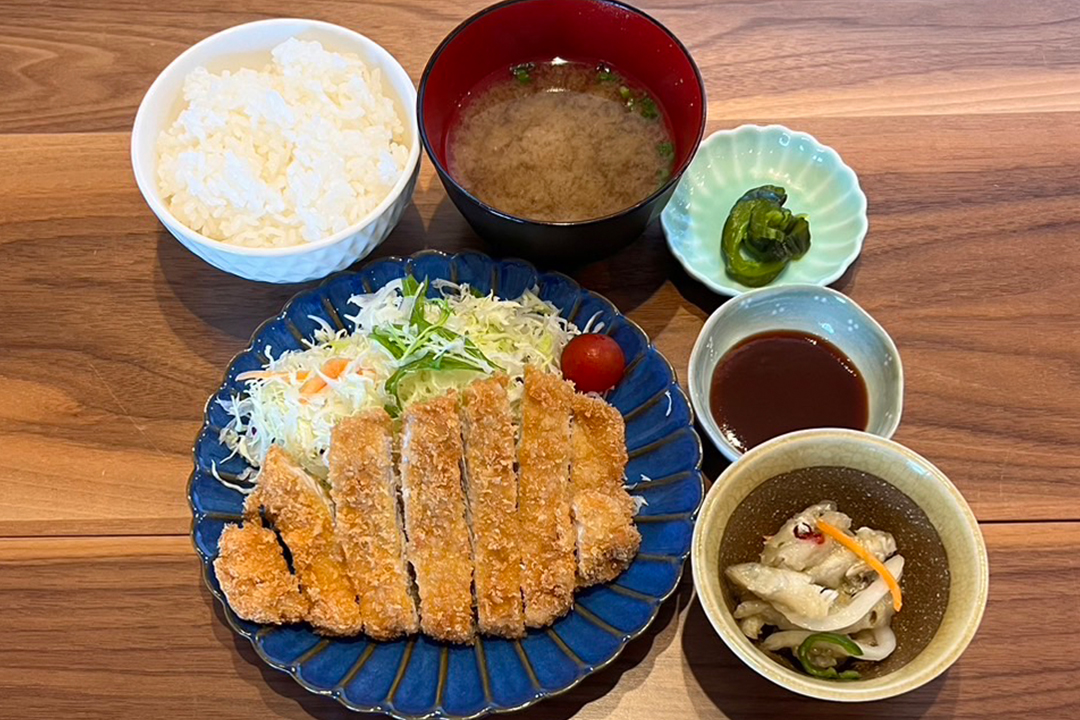 とんかつ定食。富山県砺波市の定食・居酒屋サンタス食堂のフードメニュー。