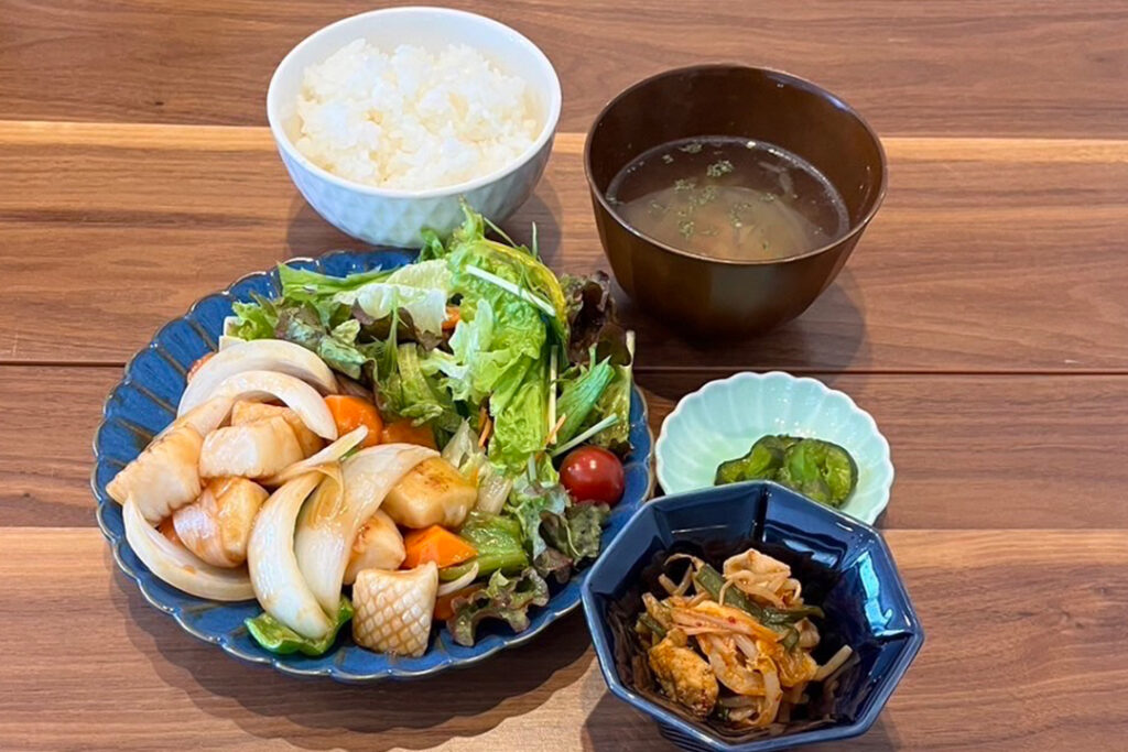 イカの甘酢炒め定食。富山県砺波市の定食・居酒屋サンタス食堂のフードメニュー。