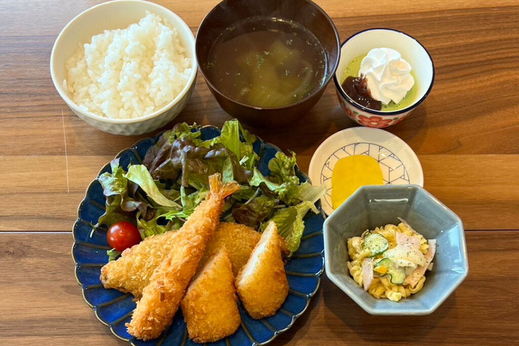 シーフードフライ定食。富山県砺波市の定食・居酒屋サンタス食堂のフードメニュー。
