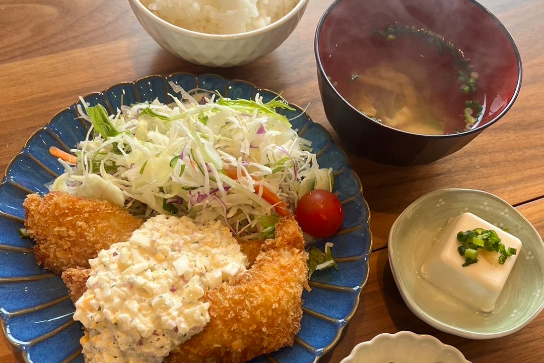 タラのフライタルタルソース定食。富山県砺波市の定食・居酒屋サンタス食堂のフードメニュー。