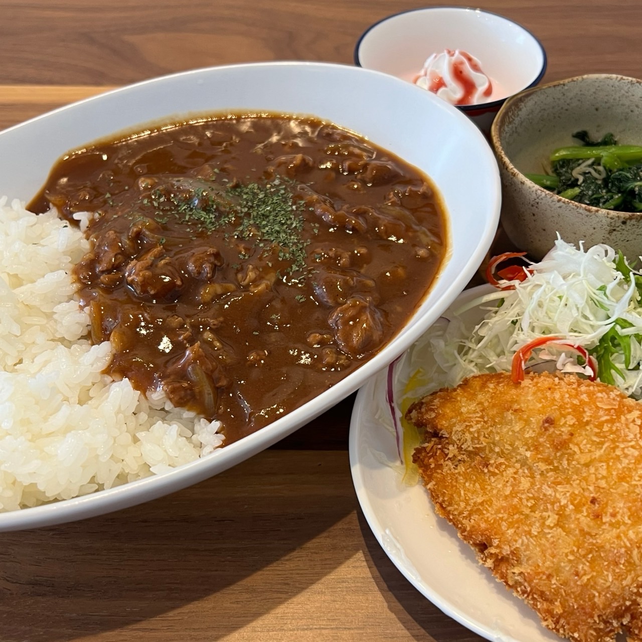 ハヤシライス定食。富山県砺波市の定食・居酒屋サンタス食堂のフードメニュー。