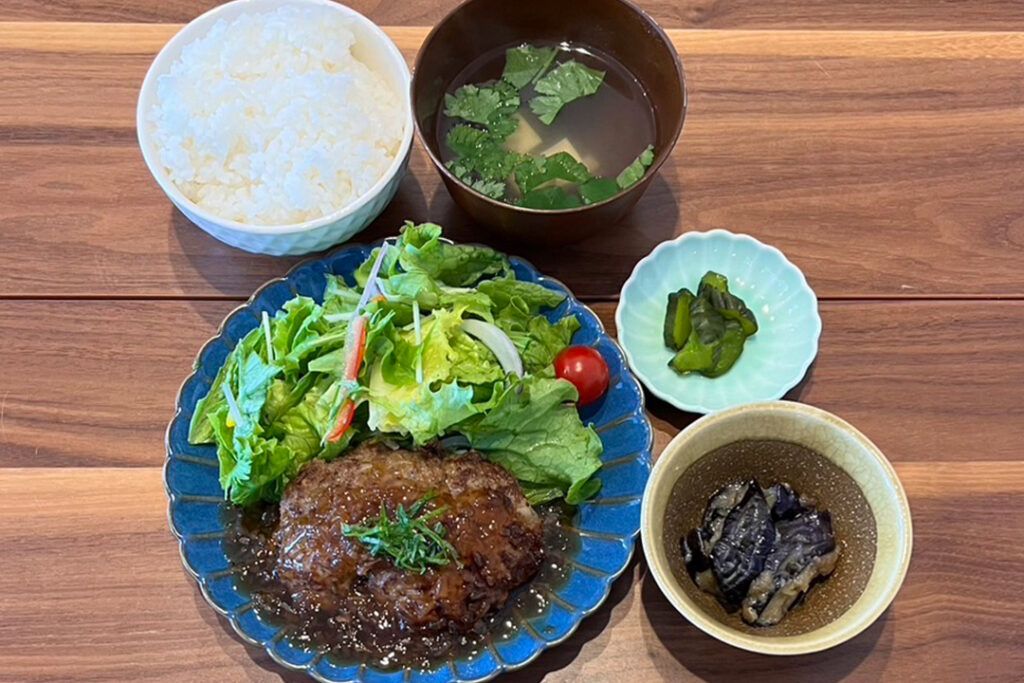 ハンバーグオニポンソース6定食。富山県砺波市の定食・居酒屋サンタス食堂のフードメニュー。