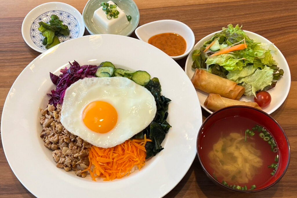 ビビンバ定食。富山県砺波市の定食・居酒屋サンタス食堂のフードメニュー。