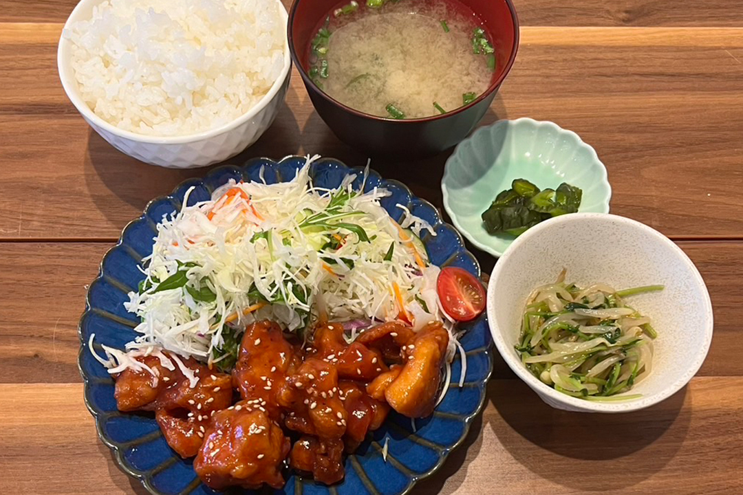 ヤンニョムチキン定食。富山県砺波市の定食・居酒屋サンタス食堂のフードメニュー。