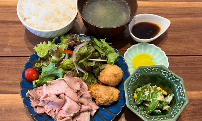 ローストポーク定食。富山県砺波市の定食・居酒屋サンタス食堂のフードメニュー。