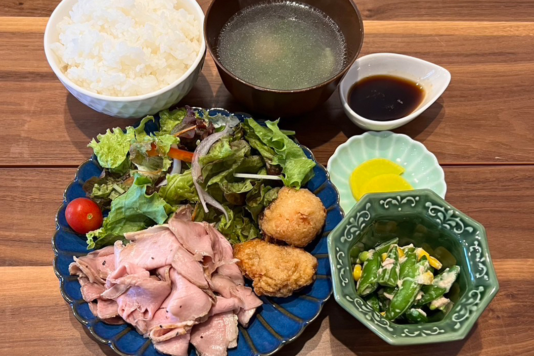 ローストポーク定食。富山県砺波市の定食・居酒屋サンタス食堂のフードメニュー。