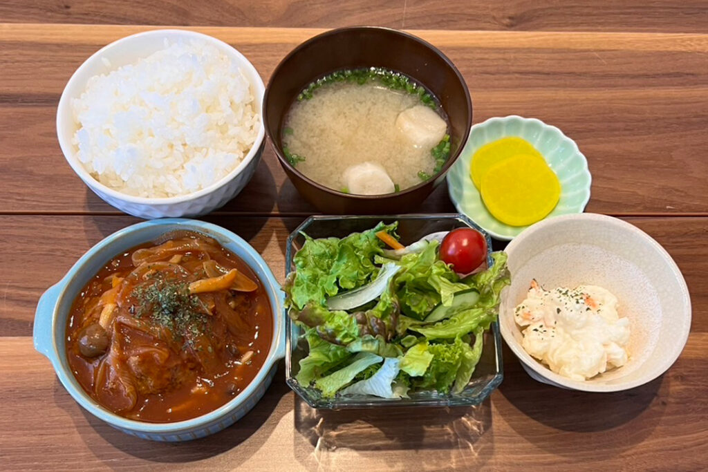 煮込みハンバーグ定食。富山県砺波市の定食・居酒屋サンタス食堂のフードメニュー。