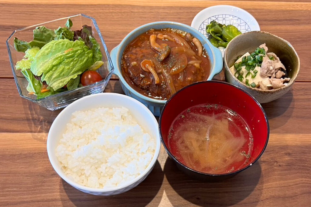 煮込みハンバーグ定食。富山県砺波市の定食・居酒屋サンタス食堂のフードメニュー。
