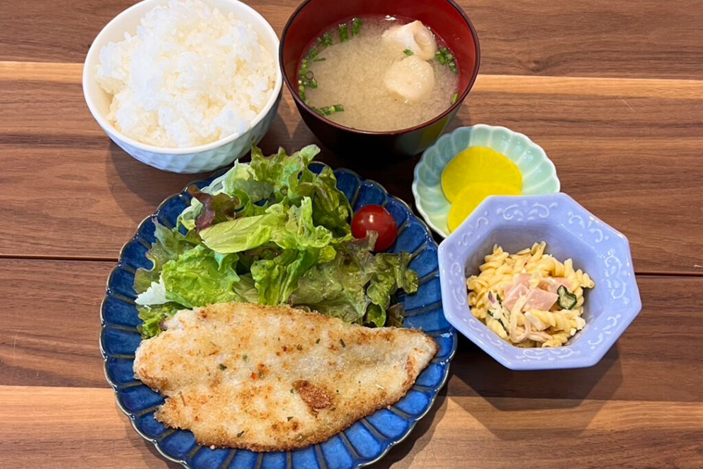 白身魚のパン粉焼定食。富山県砺波市の定食・居酒屋サンタス食堂のフードメニュー。