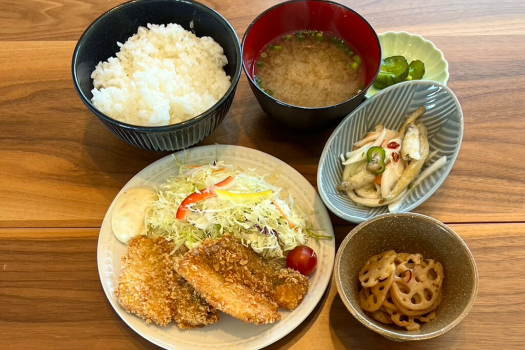 白身魚のフライ＆ワカサギの南蛮漬け定食。富山県砺波市の定食・居酒屋サンタス食堂のフードメニュー。