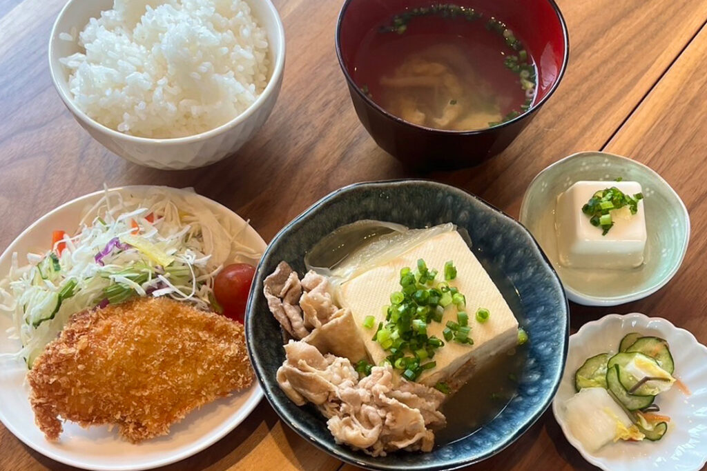 肉豆腐＆チキンカツ定食。富山県砺波市の定食・居酒屋サンタス食堂のフードメニュー。