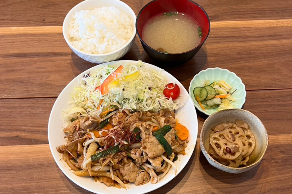 豚のスタミナ炒め定食。富山県砺波市の定食・居酒屋サンタス食堂のフードメニュー。