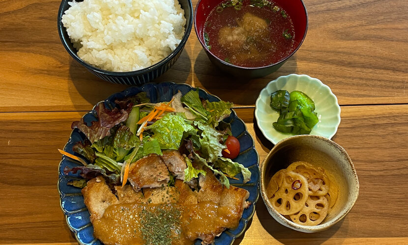 ポークソテーガーリックオニオンソース定食。富山県砺波市の定食・居酒屋サンタス食堂のフードメニュー。