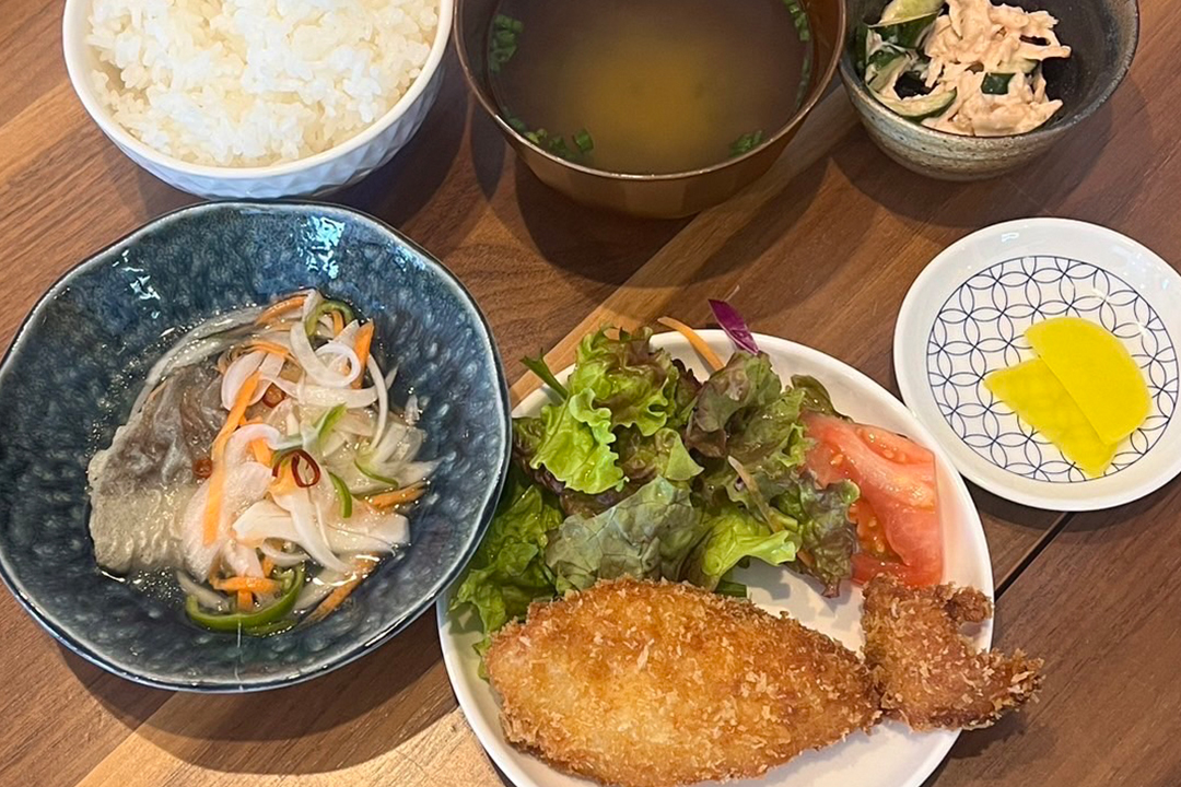 魚の南蛮漬け定食。富山県砺波市の定食・居酒屋サンタス食堂のフードメニュー。