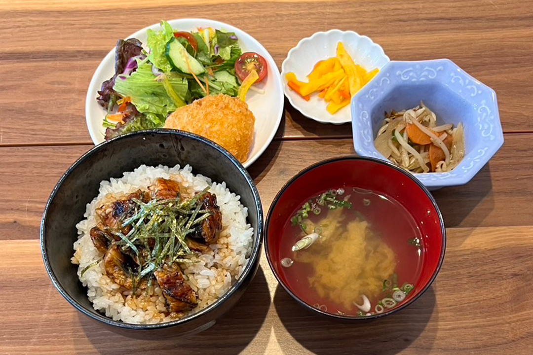 うなぎご飯＆クリームコロッケ定食。富山県砺波市の定食・居酒屋サンタス食堂のフードメニュー。