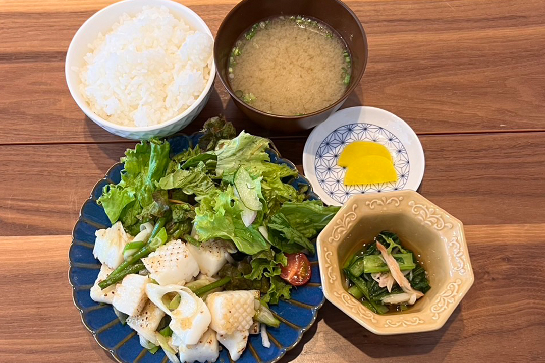 イカのネギ生姜炒め定食。富山県砺波市の定食・居酒屋サンタス食堂のフードメニュー。