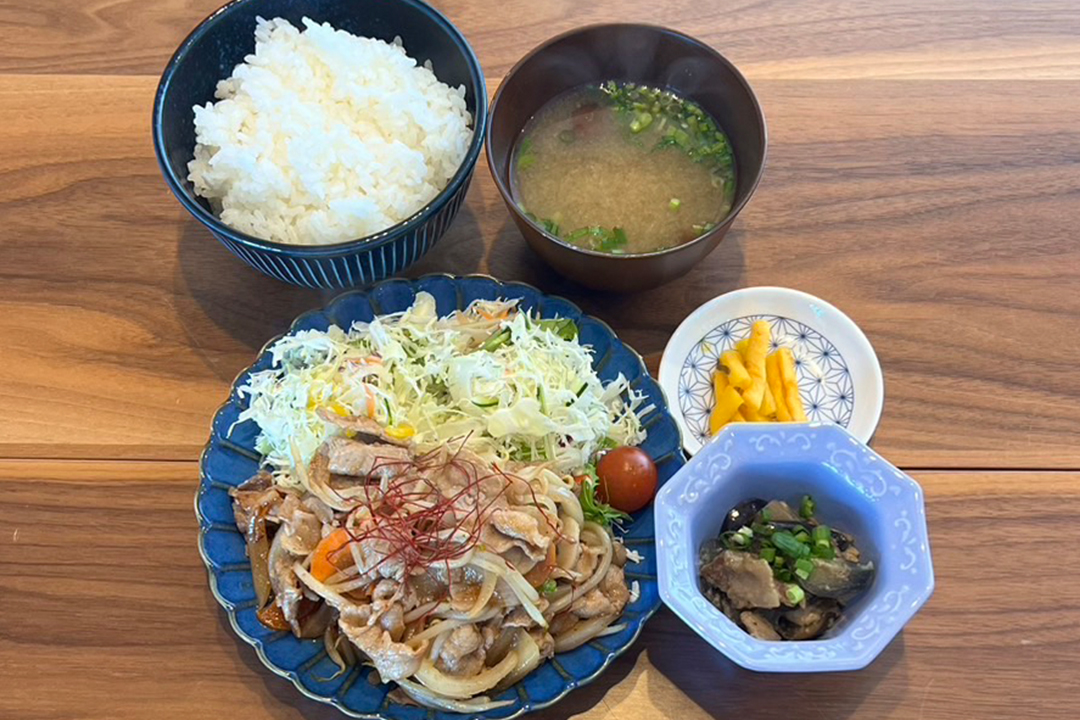 スタミナ炒め定食。富山県砺波市の定食・居酒屋サンタス食堂のフードメニュー。