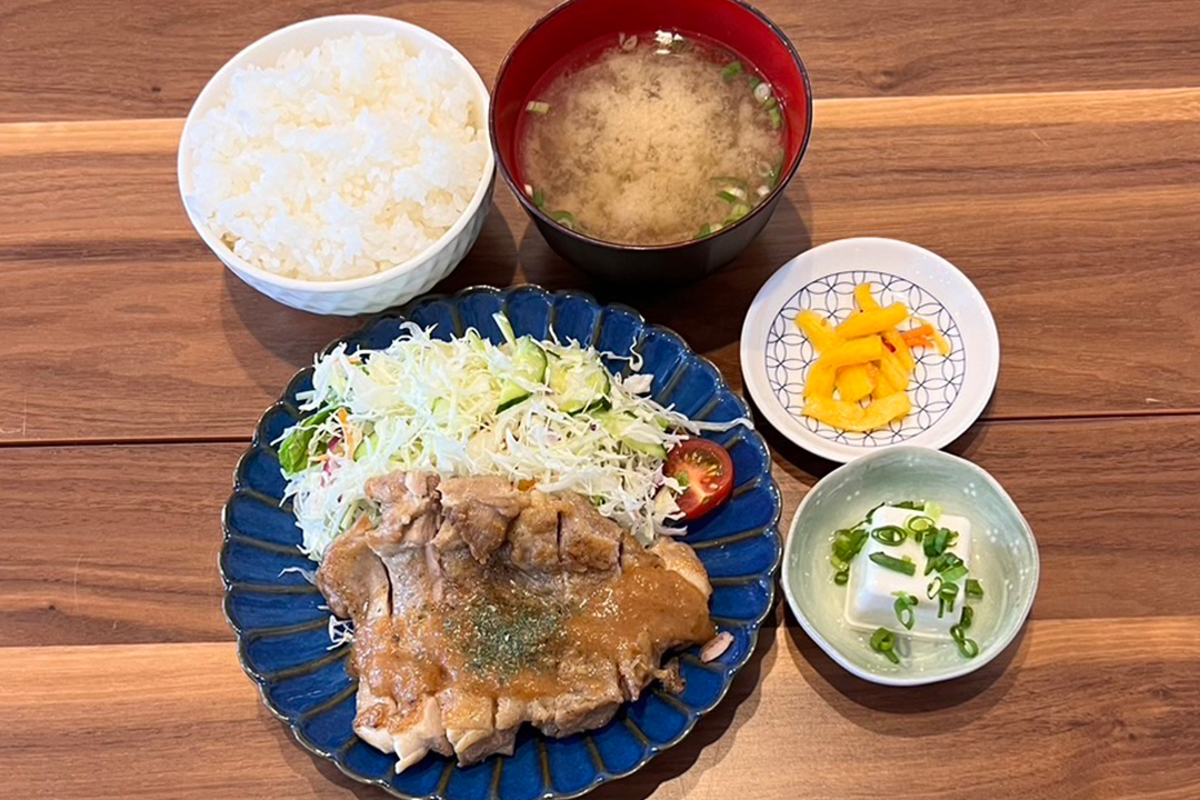 チキンステーキ定食。富山県砺波市の定食・居酒屋サンタス食堂のフードメニュー。