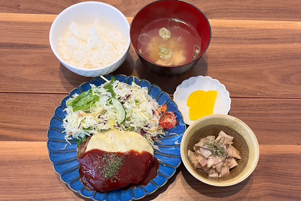 チーズハンバーグ定食。富山県砺波市の定食・居酒屋サンタス食堂のフードメニュー。