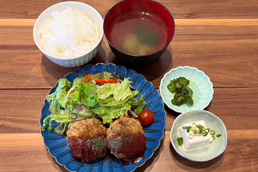 チーズメンチカツ定食。富山県砺波市の定食・居酒屋サンタス食堂のフードメニュー。