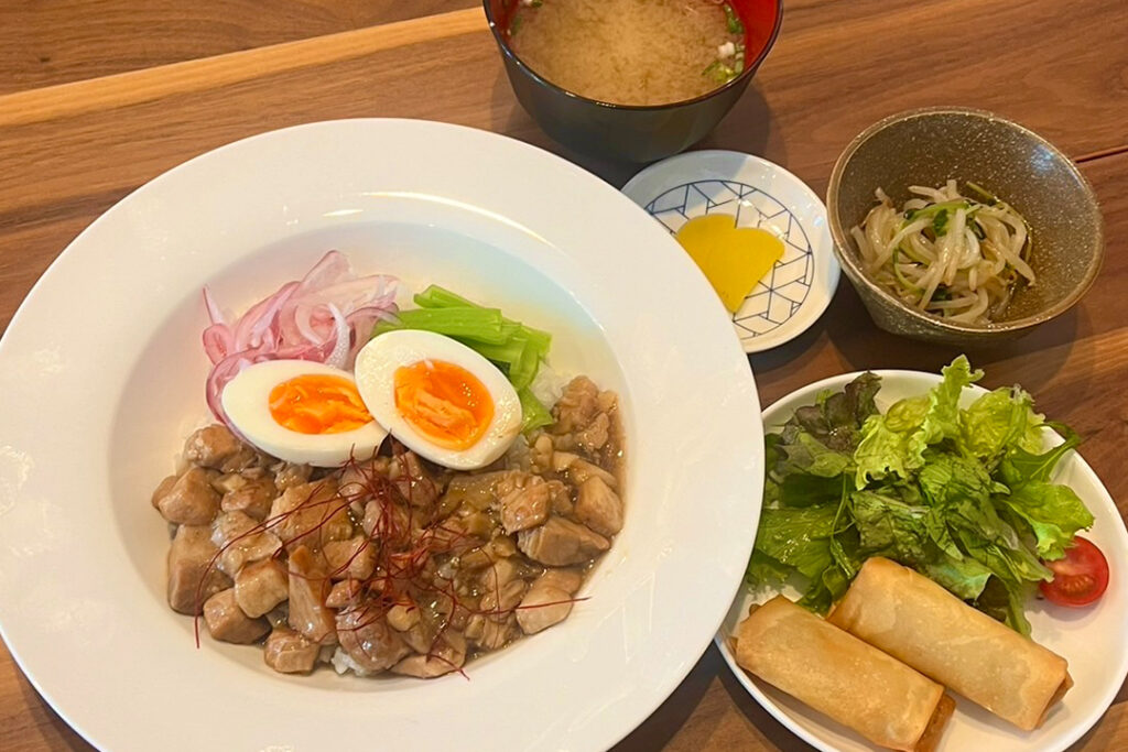 ルーロー飯風定食。富山県砺波市の定食・居酒屋サンタス食堂のフードメニュー。
