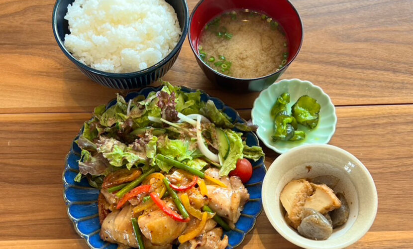 塩だれチキン定食。富山県砺波市の定食・居酒屋サンタス食堂のフードメニュー。