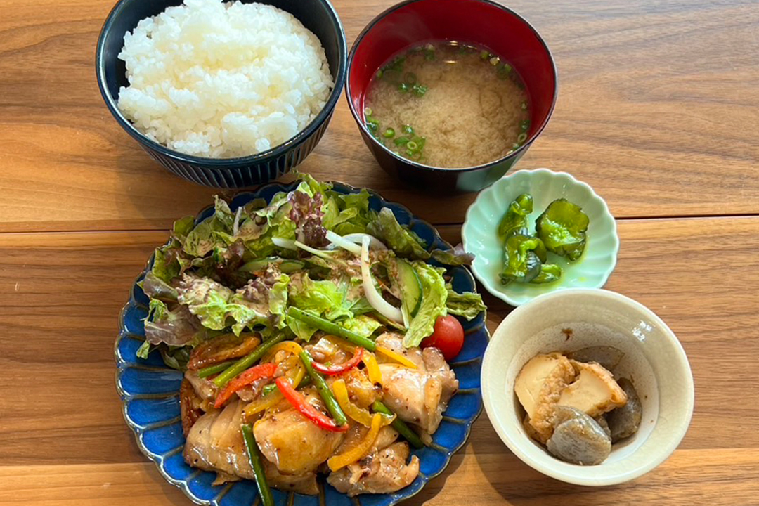 塩だれチキン定食。富山県砺波市の定食・居酒屋サンタス食堂のフードメニュー。