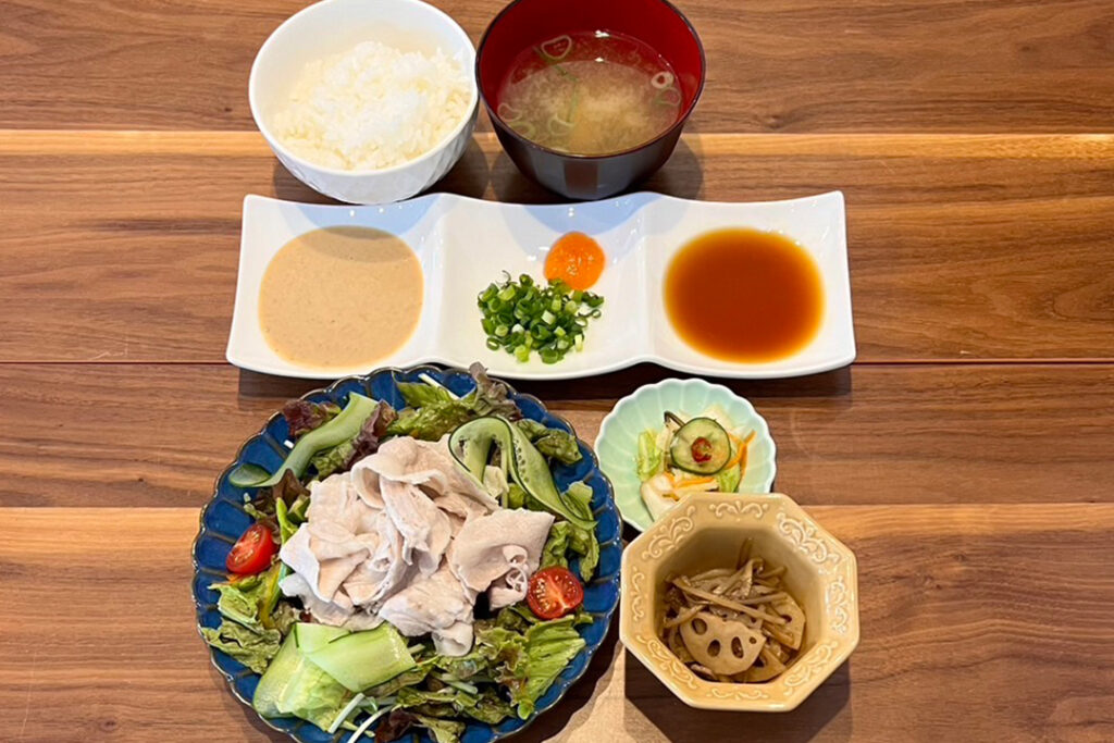豚しゃぶ定食。富山県砺波市の定食・居酒屋サンタス食堂のフードメニュー。