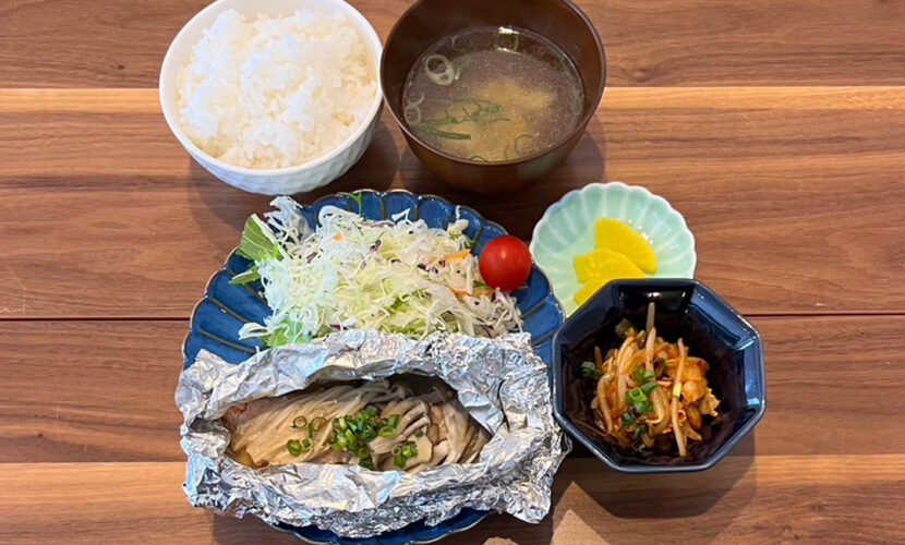 鮭とキノコのホイル焼き定食。富山県砺波市の定食・居酒屋サンタス食堂のフードメニュー。