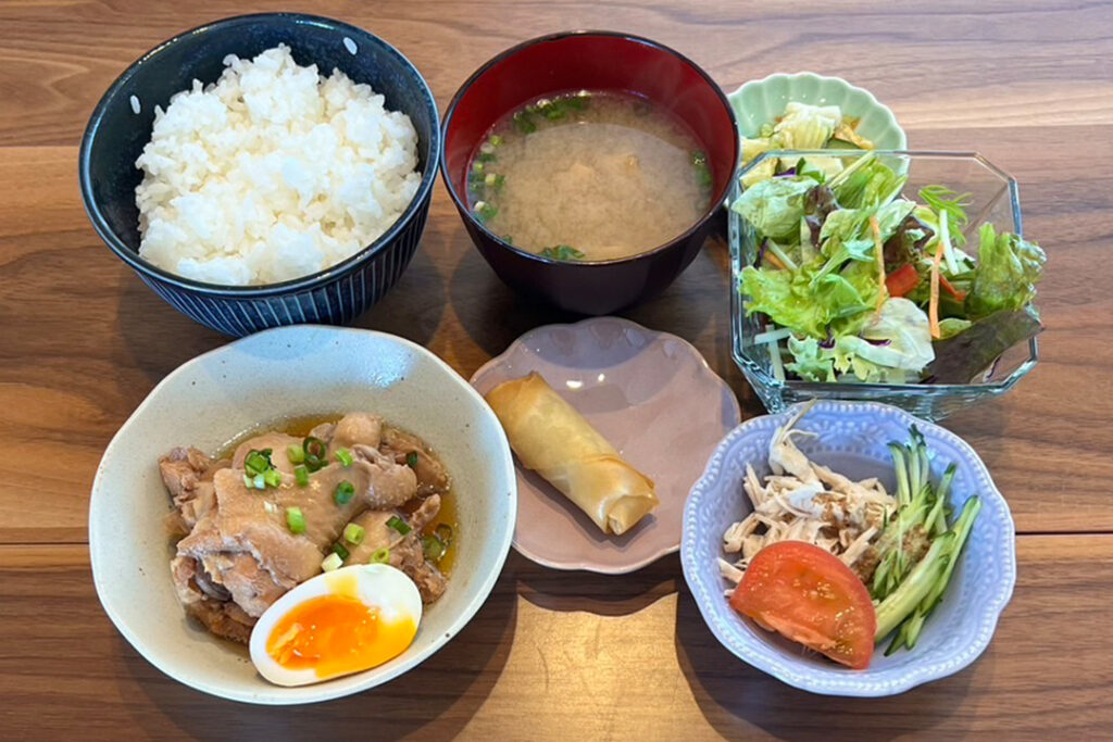 鶏のほろほろ煮定食。富山県砺波市の定食・居酒屋サンタス食堂のフードメニュー。